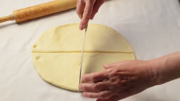 Κόβοντας Ζύμη Ένα Μαχαίρι Κουζίνας — Αρχείο Βίντεο