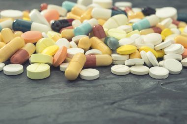 İlaç hapları, haplar ve kapsüller farklı renklerde. İlaç hapları ve haplar. Sağlık hizmetleri. Hapların arka planı. Seçici odak