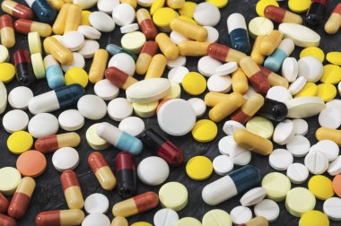 İlaç hapları, haplar ve kapsüller farklı renklerde. İlaç hapları ve haplar. Sağlık hizmetleri. Hapların arka planı. Seçici odak