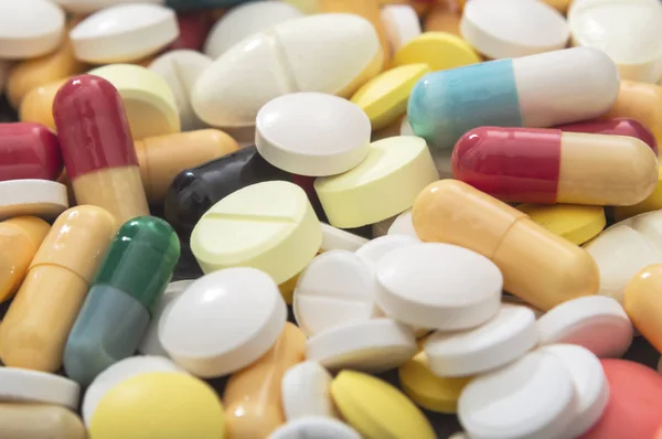医薬品の薬 カプセルの色が異なります 薬の錠剤や錠剤 健康管理 背景に丸薬 選択的焦点 — ストック写真