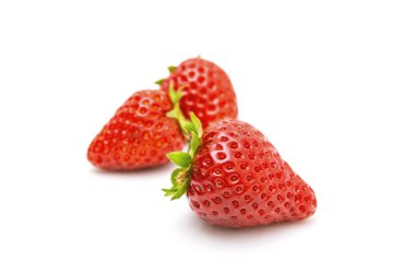 Beyaz arkaplanda taze çilek izole edilmiş.