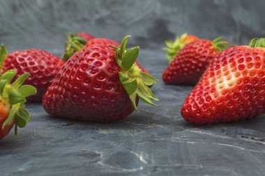 Koyu arka plan üzerinde taze çilek