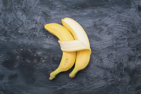 İki muz koyu arka plan üzerinde izole