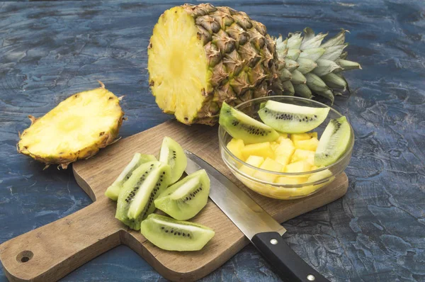 Delicious and healthy kiwi and pineapple fruit — Stock Photo, Image