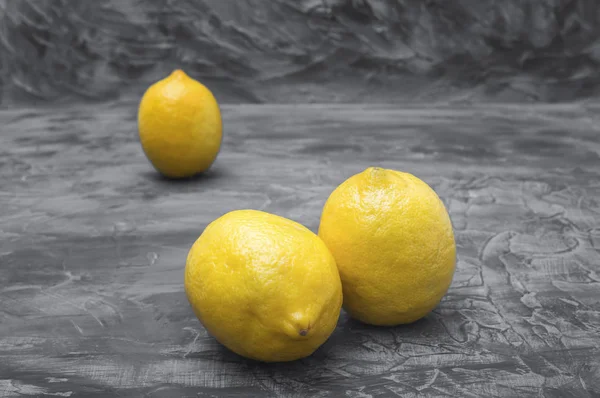Citron frais isolé sur un fond sombre — Photo