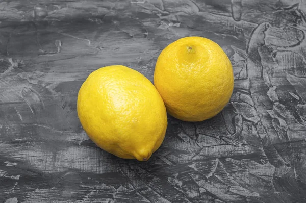 Citron frais isolé sur un fond sombre — Photo