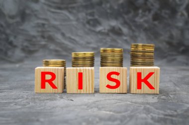 Karanlık ba üzerinde kelime risk ve para sikke yığını ile ahşap bloklar
