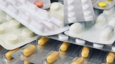 İlaç hapları, haplar ve kapsüller farklı renklerde. İlaç hapları ve haplar. Sağlık hizmetleri. Haplar arka plan.