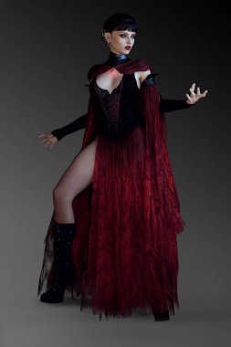 Vampish büyücü ya da büyü döküm siyah ve kırmızı elbise cadı