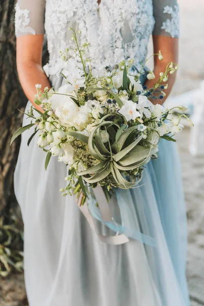 Sposa Indossa Abito Sposa Azzurro Con Bouquet — Foto Stock