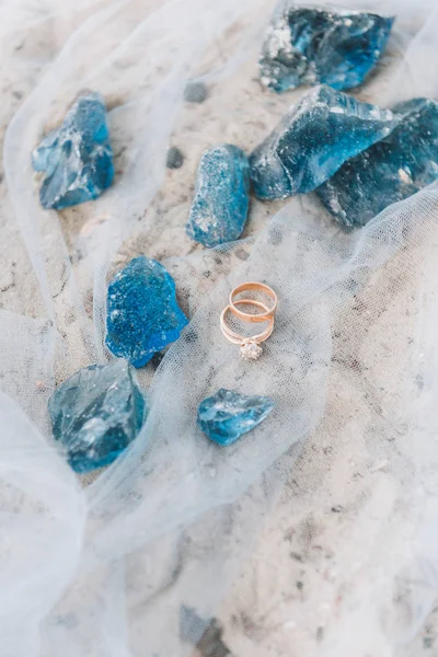 Anéis Casamento Noivado Tecido Puro Uma Praia Com Pedras Azuis — Fotografia de Stock