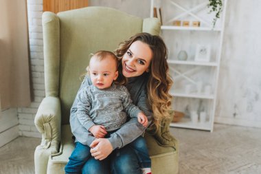 Güzel genç anne tutan onu sevimli oğul