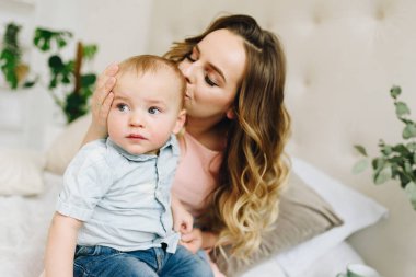 Güzel genç anne tutan onu sevimli oğul