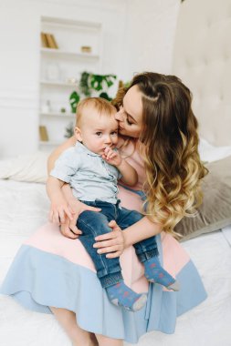 Güzel genç anne tutan onu sevimli oğul