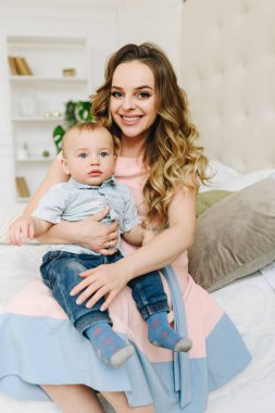 Güzel genç anne tutan onu sevimli oğul