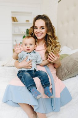 Güzel genç anne tutan onu sevimli oğul