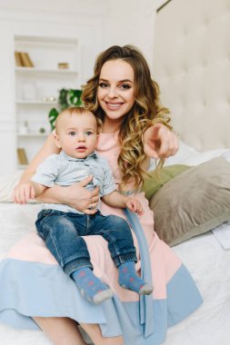 Güzel genç anne tutan onu sevimli oğul