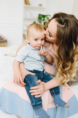 Güzel genç anne tutan onu sevimli oğul