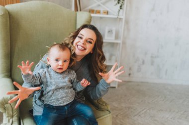 Güzel genç anne tutan onu sevimli oğul