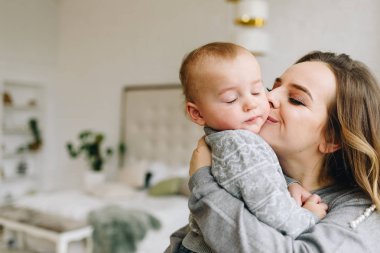güzel genç anne sevimli oğlu öpüşme