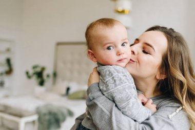 güzel genç anne sevimli oğlu öpüşme