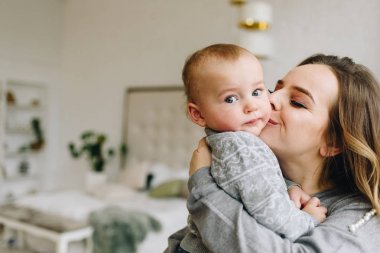 güzel genç anne sevimli oğlu öpüşme