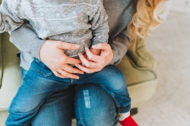 Oğlu tutan genç anne, eller vurgu