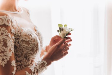 İnce güzel genç gelin bir yaka çiçeği holding