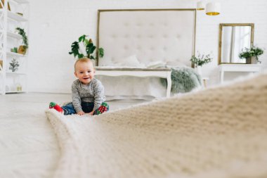 Katta büyük bir battaniye üzerinde Sevimli küçük küçük çocuk