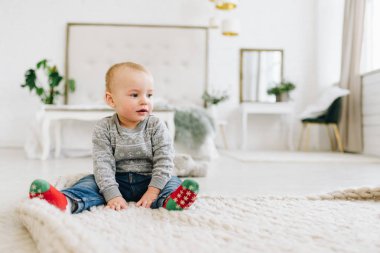 Katta büyük bir battaniye üzerinde Sevimli küçük küçük çocuk
