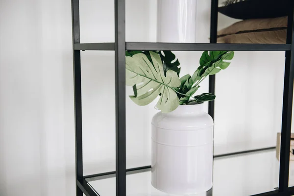 Modern cserepes örökzöld mesterséges növény a vázában használt belsőépítészet — Stock Fotó