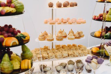 Birden fazla kek ve meyve büfe tatlılar