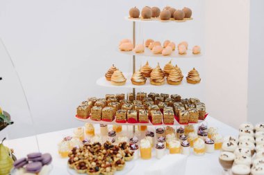 Ziyafet masasında farklı tatlı ve kek standı