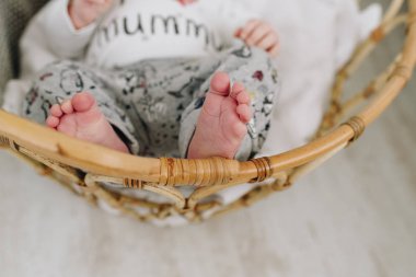 Sepette beyaz bir bebeğin yakın çekim çıplak ayakları