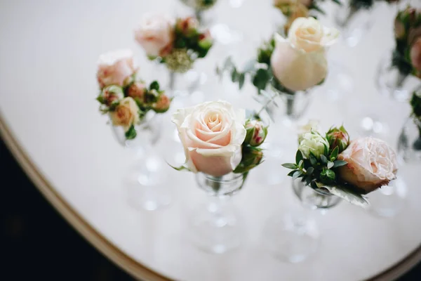 Τρυφερή κρέμα τριαντάφυλλα σε γυαλιά κρασιού κοντινό-up — Φωτογραφία Αρχείου