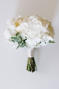 Beyaz ortanca çiçek yukarıdan aşağıya bir düğün buketi