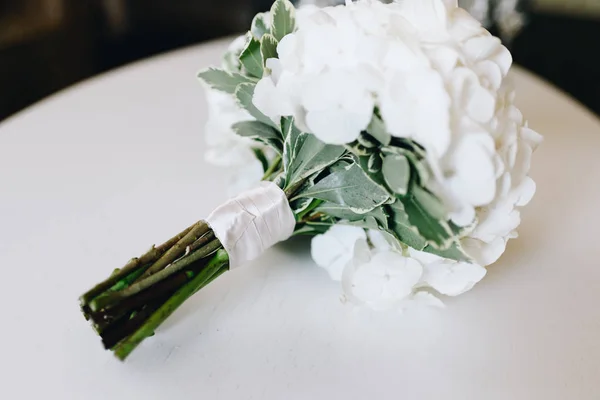 Um close-up de um boouquet de casamento minimalista de hortênsia — Fotografia de Stock