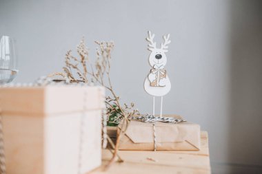 Ahşap masada geyik iç dekorasyonu.