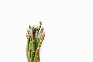 Bir grup taze organik kuşkonmaz beyaz arka planda izole edilmiş çiftçi pazarından