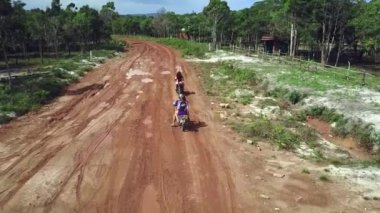 ormanda, Motosiklet sürmek yolda araba sürmek yol boyunca yol uyuşturucu kaçakçısı ürünler taşır.