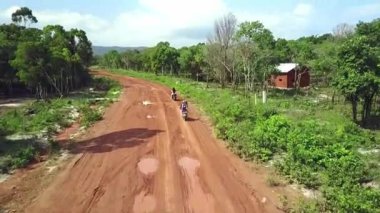 ormanda, Motosiklet sürmek yolda araba sürmek yol boyunca yol uyuşturucu kaçakçısı ürünler taşır.
