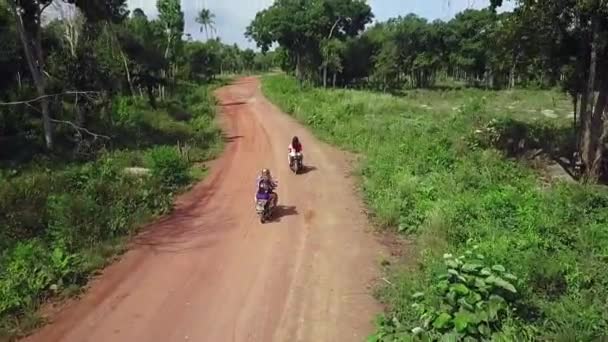 Silnice v džungli, motocyklové vyjížďky podél silnice, auto jezdí po silnici, překupníka přepravují zboží — Stock video