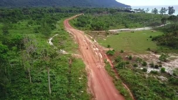 Estrada na selva, passeios de moto ao longo da estrada, passeios de carro ao longo da estrada, traficante de drogas transporta mercadorias — Vídeo de Stock