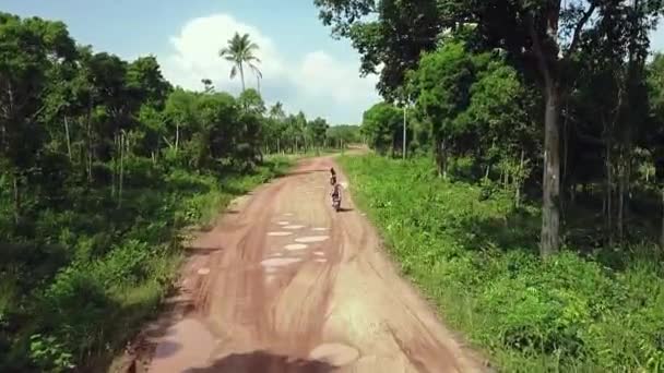 Vägen i djungeln, motorcykel turer längs vägen, bil ritt längs vägen, narkotikasmugglaren transporterar varor — Stockvideo