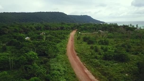在丛林中的道路, 摩托车骑行沿路, 汽车骑行沿路, 毒贩运送货物 — 图库视频影像