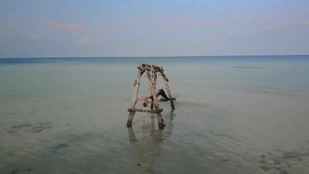 Jong Meisje Zee Meisje Swingende Een Schommel Zee Water Schommel — Stockvideo