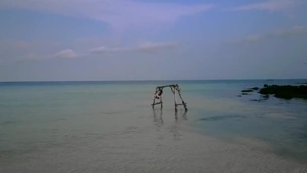 海の上の若い女の子 海の中でブランコに揺れる女の子 水の揺れ失われた楽園無人島 海の波に揺れる若い美少女 暑い夏の日 水の近くの女の子 水の上を歩く 水の中に飛び込む — ストック動画