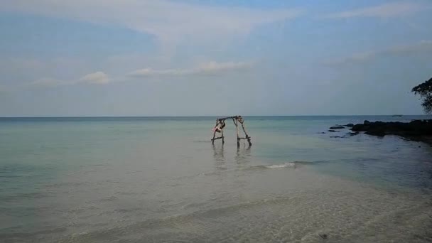 Jovencita Mar Chica Balanceándose Columpio Mar Oscilación Paraíso Perdido Isla — Vídeos de Stock