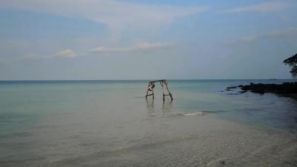 Jong Meisje Zee Meisje Swingende Een Schommel Zee Water Schommel — Stockvideo