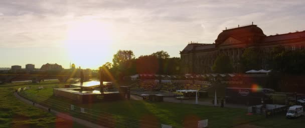 Beleuchtete Skyline Dresdens Abendlicht Mit Frauenkirche Hofkirche Und Ausflugsbooten Sachsen — Stockvideo